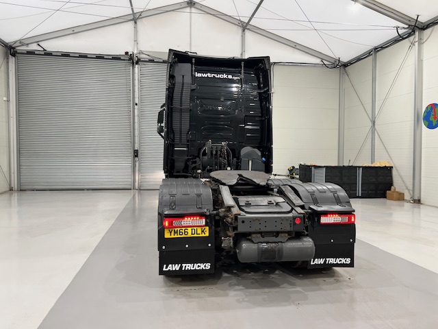 Volvo FH 500 6×2 Midlift Tractor Unit Safari Edition