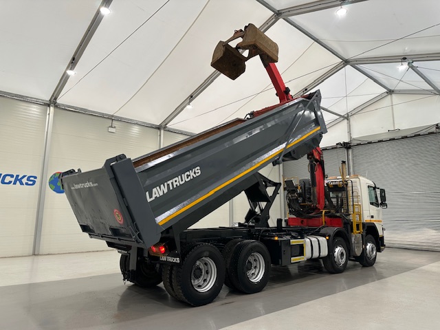Volvo FM 370 8×4 Steel Tipper Grab