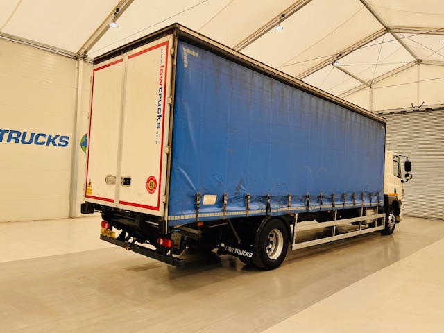 DAF CF 220 4×2 Sleeper Cab Curtainsider