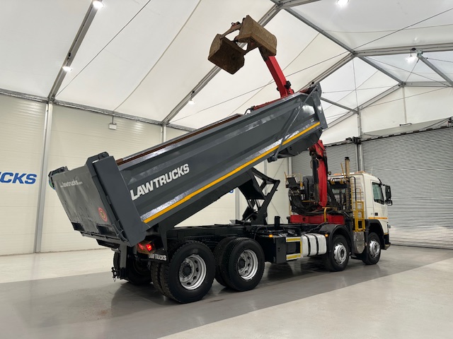 Volvo FM 370 8×4 Steel Tipper Grab