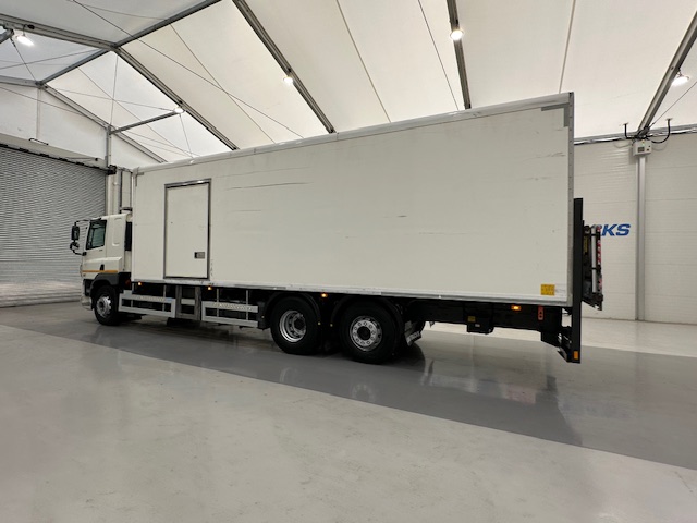 DAF CF 330 6×2 Sleeper Cab Fridge Box