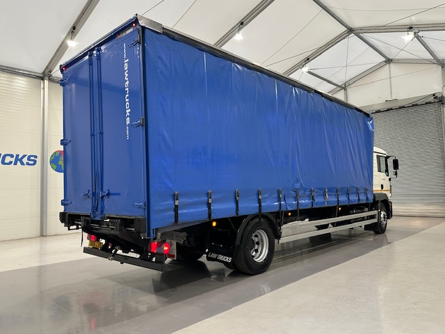 MAN TGM 18.250 4×2 Sleeper Cab Curtainsider