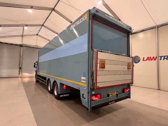 Scania P320 6×2 10 Tyre Rear Lift Insulated Box Van