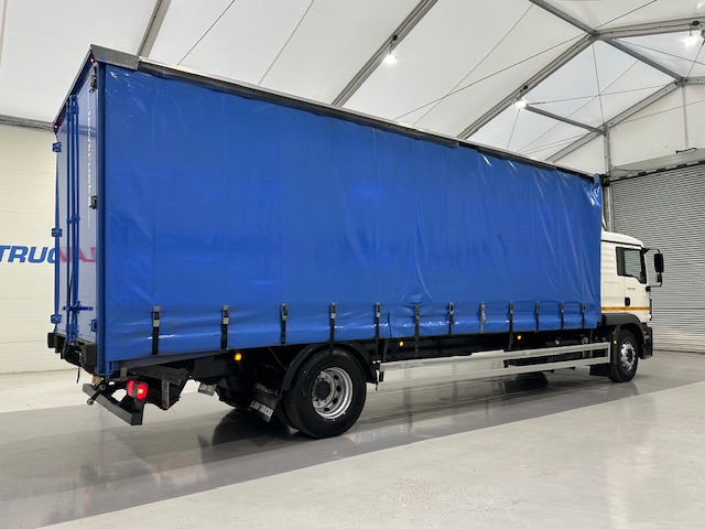 MAN TGM 18.250 4×2 Sleeper Cab Curtainsider