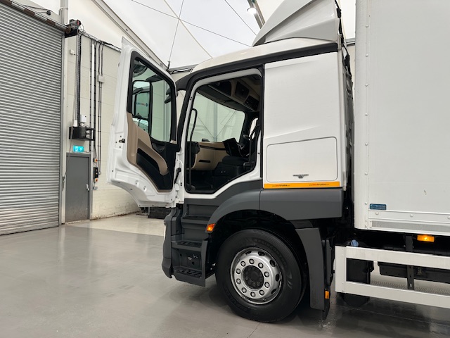 Mercedes Actros 1824 4×2 Sleeper Cab Box Van