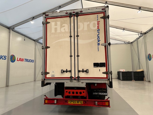 Iveco Stralis 360 6×2 Rear Steer Curtainsider