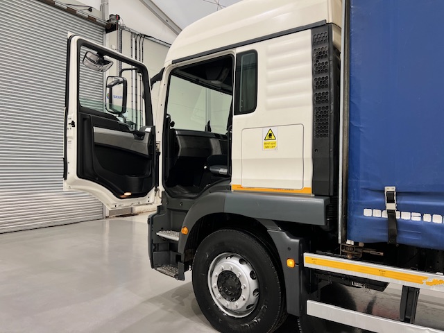 MAN TGM 18.250 4×2 Sleeper Cab Curtainsider