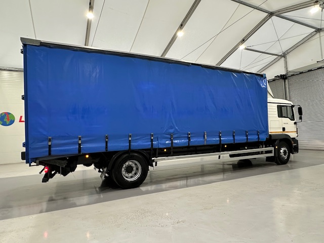 MAN TGM 18.250 4×2 Sleeper Cab Curtainsider