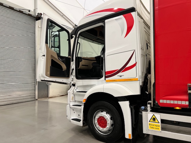 Mercedes Actros 1824 4×2 Sleeper Cab Curtainsider