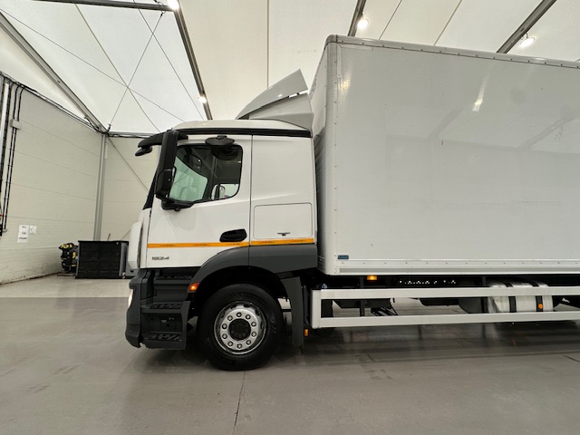Mercedes Actros 1824 4×2 Sleeper Cab Box Van