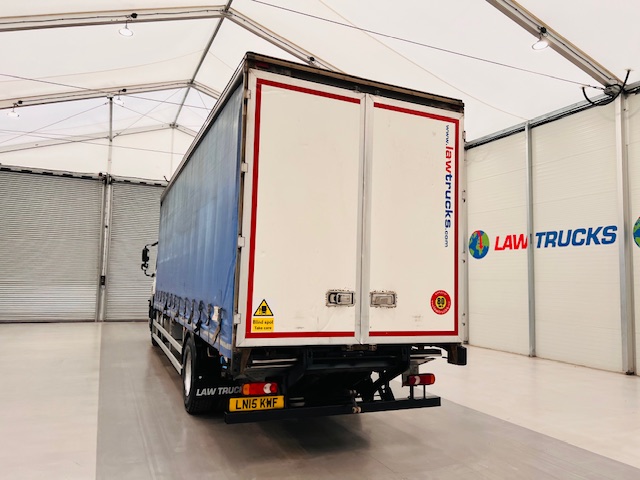 DAF CF 220 4×2 Sleeper Cab Curtainsider