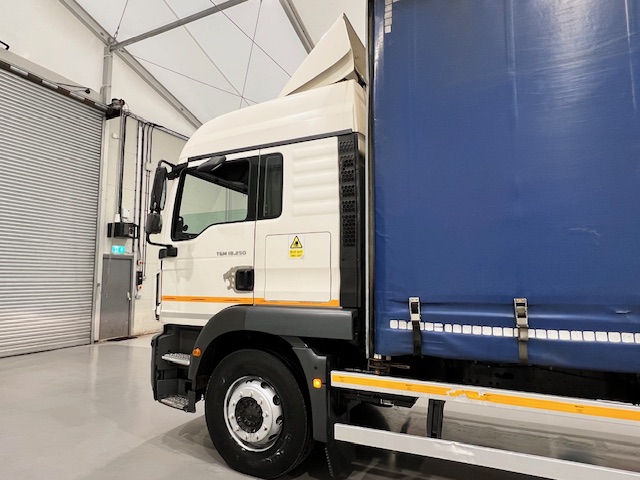 MAN TGM 18.250 4×2 Sleeper Cab Curtainsider