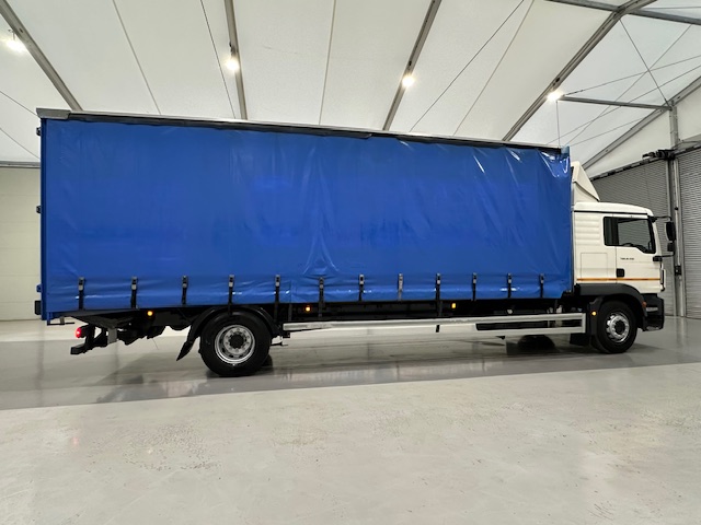 MAN TGM 18.250 4×2 Sleeper Cab Curtainsider