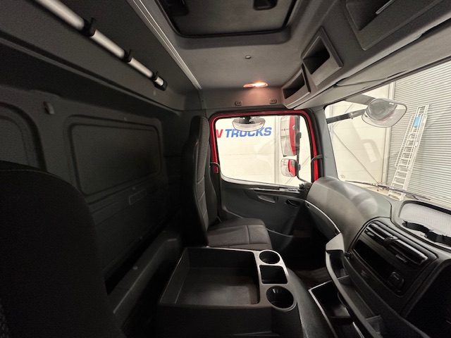Mercedes Axor 2529 6×2 Rear Lift Day Cab Box Van