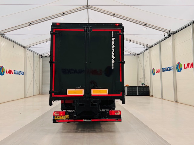 DAF CF 330 6×2 Rear Lift Sleeper Cab Curtainsider