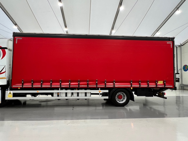 Mercedes Actros 1824 4×2 Sleeper Cab Curtainsider
