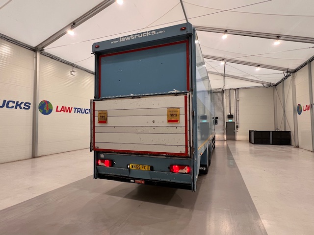 Scania P320 6×2 10 Tyre Rear Lift Insulated Box Van