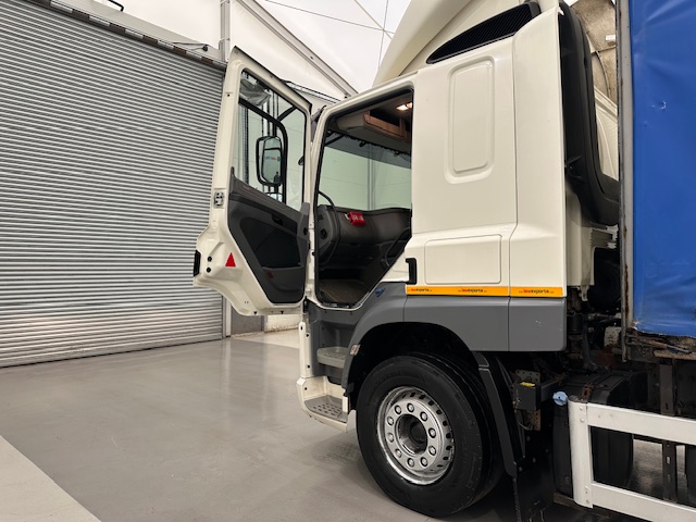 DAF CF 330 6×2 Rear Lift Sleeper Cab Curtainsider