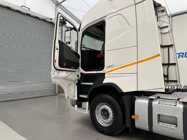Volvo FH 460 Euro 5 6×2 Tractor Unit Safari Edition