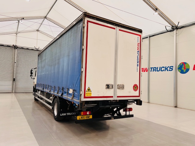 DAF CF 220 4×2 Sleeper Cab Curtainsider