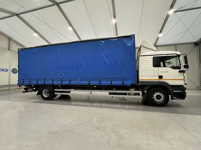 MAN TGM 18.250 4×2 Sleeper Cab Curtainsider