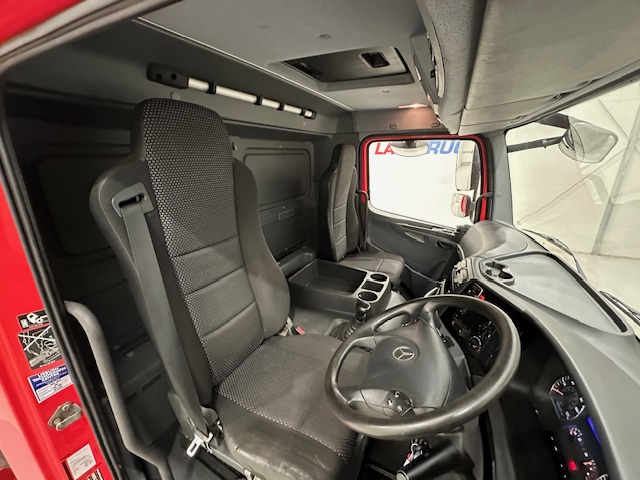 Mercedes Axor 2529 6×2 Rear Lift Day Cab Box Van