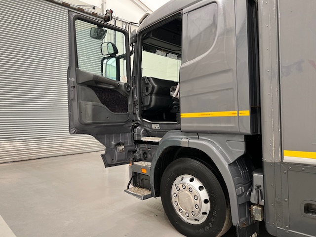 Scania R94 220 4×2 Sleeper Cab Box Van Manual
