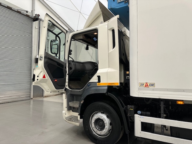 DAF CF 290 6×2 Rear Steer Fridge Box