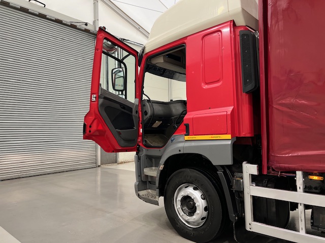 DAF CF 290 6×2 Rear Lift Sleeper Cab Curtainsider