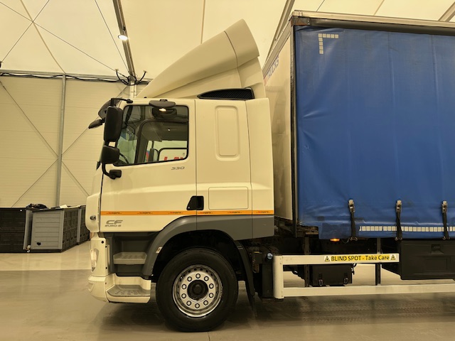DAF CF 330 6×2 Rear Lift Sleeper Cab Curtainsider