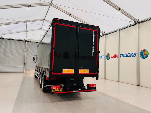 DAF CF 330 6×2 Rear Lift Sleeper Cab Curtainsider