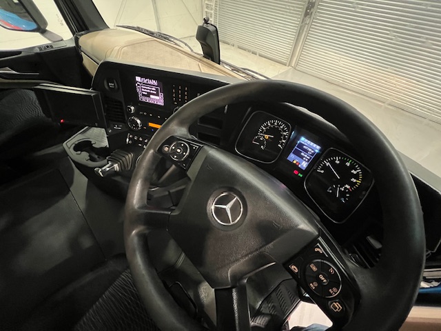Mercedes Actros 2530 6×2 Sleeper Cab Curtainsider