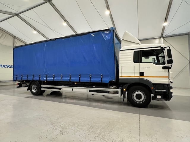 MAN TGM 18.250 4×2 Sleeper Cab Curtainsider