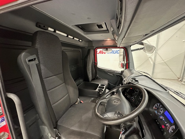 Mercedes Axor 2529 6×2 Rear Lift Day Cab Box Van