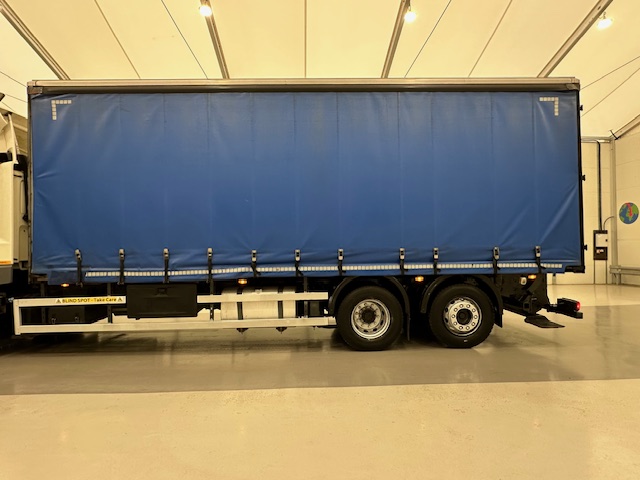 DAF CF 330 6×2 Rear Lift Sleeper Cab Curtainsider
