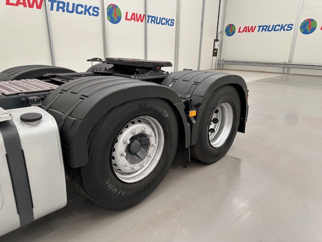 Volvo FH 460 Euro 5 6×2 Tractor Unit Safari Edition