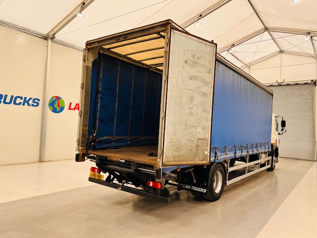 DAF CF 220 4×2 Sleeper Cab Curtainsider