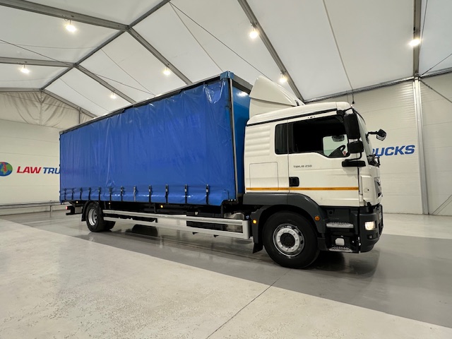 MAN TGM 18.250 4×2 Sleeper Cab Curtainsider
