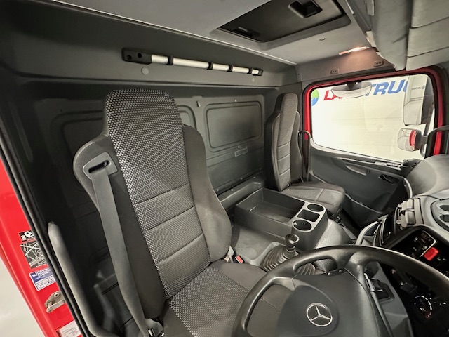 Mercedes Axor 2529 6×2 Rear Lift Day Cab Box Van