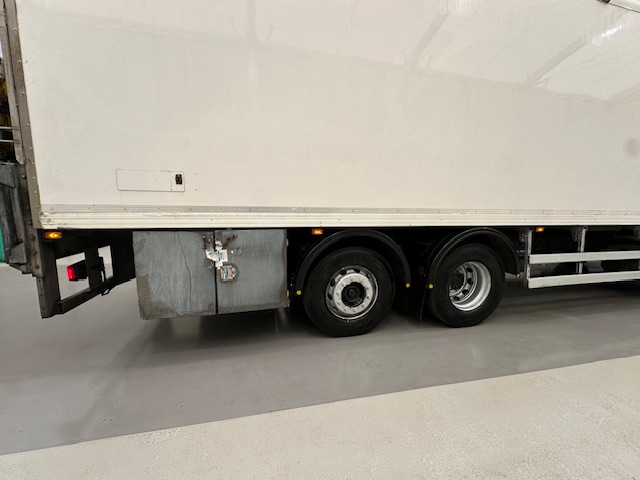 DAF  CF 290 6×2 Rear Steer Fridge Box