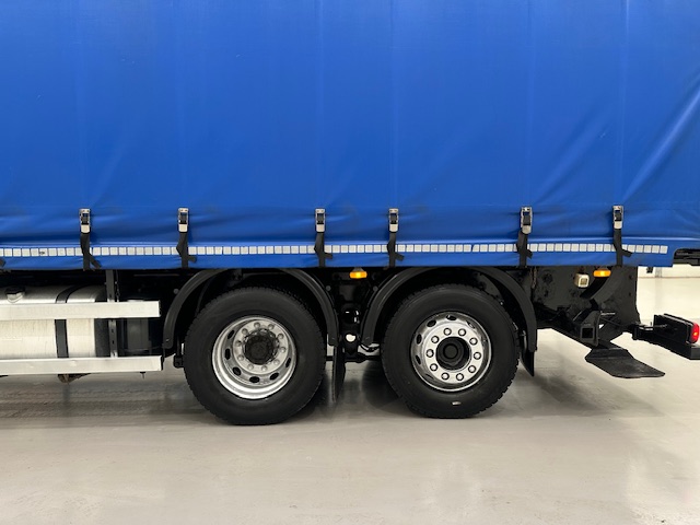 DAF CF 330 6×2 Rear Lift Sleeper Cab Curtainsider