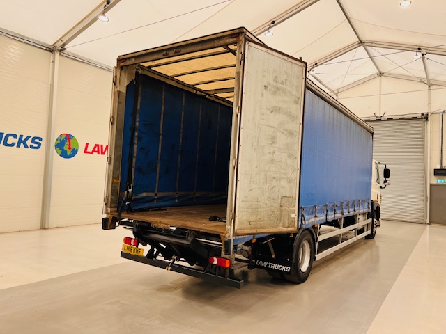 DAF CF 220 4×2 Sleeper Cab Curtainsider