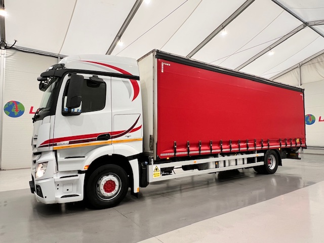 Mercedes Actros 1824 4×2 Sleeper Cab Curtainsider