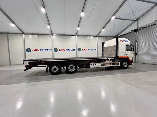 Volvo FM 330 6×2 Rear Lift Sleeper Cab Flatbed