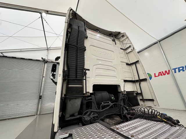 Volvo FH 460 Euro 5 6×2 Tractor Unit Safari Edition