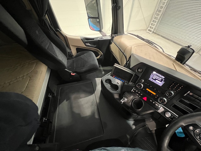 Mercedes Actros 2530 6×2 Sleeper Cab Curtainsider