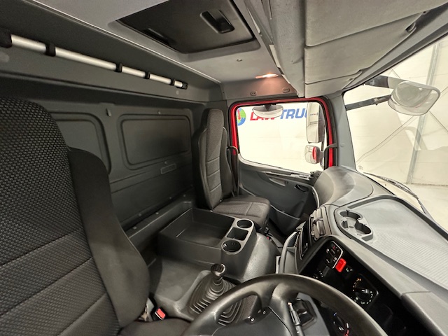 Mercedes Axor 2529 6×2 Rear Lift Day Cab Box Van