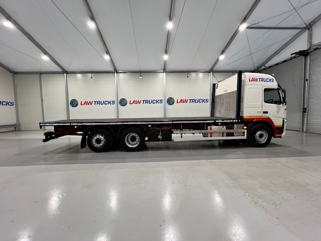Volvo FM 330 6×2 Rear Lift Sleeper Cab Flatbed