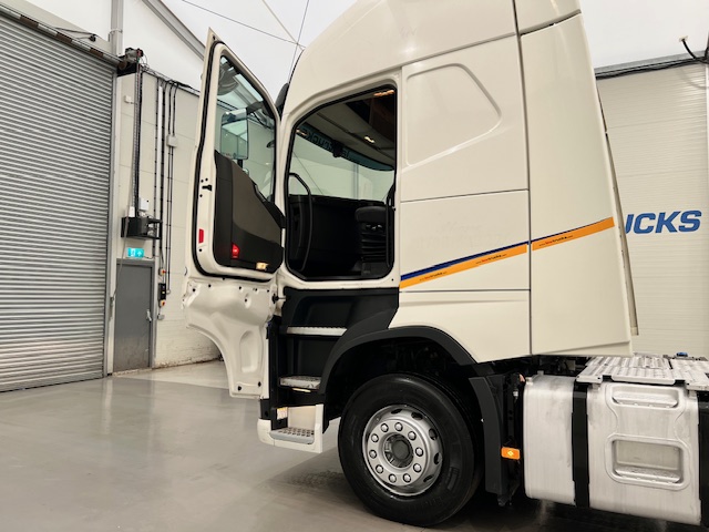 Volvo FH 500 6×2 Midlift Tractor Unit