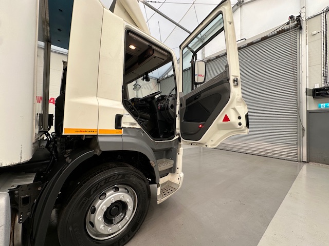 DAF  CF 290 6×2 Rear Steer Fridge Box